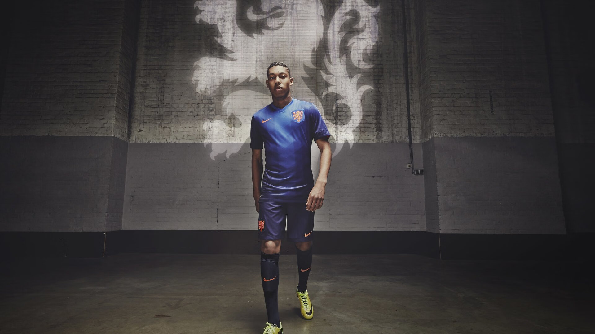 “胡利安·门德斯的进攻与防守双重威胁,助力美洲狮队实现突破”