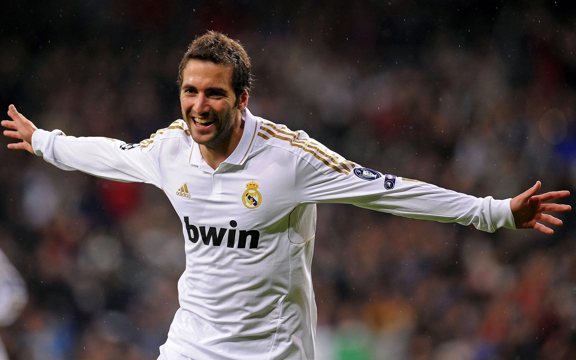 李恩:全黑队中场的“眼睛”,每一次传球都直指对方防线漏洞